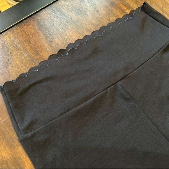 💲2/$15 NWOT Ardene 23” Crop Scallop Hem High Rise Black Leggings Women’s Medium - Picture 2 of 4